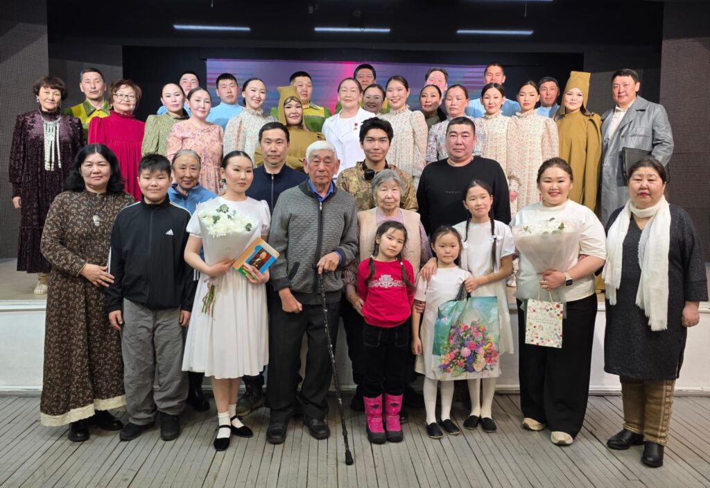 Бөтүҥ нэһилиэгин киэн туттар дьонун үйэтитии дьоро киэһэтэ